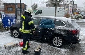 Freiwillige Feuerwehr Aurich: FW-AUR: Kleinkind aus geparktem PKW befreit