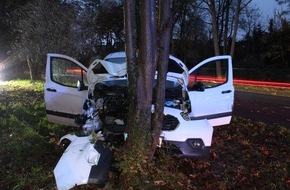 Polizei Bochum: POL-BO: Bochum / Hattingen / Hattinger (27) kommt mit Auto von Straße ab - Krankenhaus!