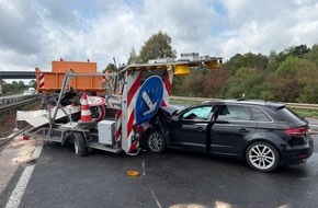 Feuerwehr Moers: FW Moers: PKW kollidiert mit Sicherungsfahrzeug auf der A42