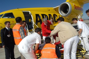 Notarzteinsatz über den Wolken: ADAC holt 2014 mehr als 4500 Urlauber per Flugzeug nach Hause / Weltweit musste sich der Ambulanzdienst des Clubs um fast 52000 verletzte oder erkrankte Urlauber kümmern