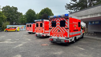 Feuerwehr Gronau: FW Gronau: Unklarer Geruch in Sporthalle führt zu Großeinsatz - 18 Personen klagen über gesundheitliche Beschwerden