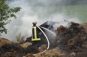 Feuerwehr Essen: FW-E: 100 Strohballen brennen in voller Ausdehnung
