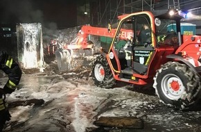 Feuerwehr und Rettungsdienst Bonn: FW-BN: Großer Container brennt vor Gewerbebetrieb!
Flammenüberschlag konnte verhindert werden.