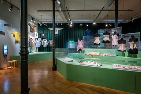 Neue Ausstellung im Textilmuseum St.Gallen eröffnet / Mode sammeln. Von T-Shirts bis Haute Couture / 24.10.25 - 25.05.26