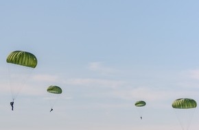 Operatives F&uuml;hrungskommando der Bundeswehr: Wasserlandung - Soldaten springen mit Fallschirmen in den Schwielowsee