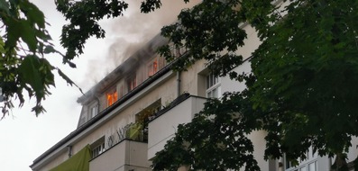 Feuerwehr Dresden: FW Dresden: Update: Dachstuhlbrand in einem Wohngebäude mit zahlreichen Verletzten