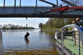 Polizeiinspektion Nienburg / Schaumburg: POL-NI: Nienburg: Tauchereinsatz im Schleusenoberkanal Drakenburg: Polizei findet Tresore und Zigarettenautomaten