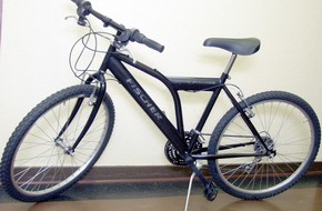 Polizei Düsseldorf: POL-D: Bankraub in Hellerhof Â Polizei findet Fluchtfahrrad Â Zeugen gesucht Â Foto als Datei angehängt Ihre Berichterstattung vom 9. Februar 2005