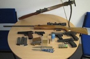 Polizeidirektion Göttingen: POL-GOE: (943/2009) Durchsuchung mit richterlichem Beschluss - Polizei beschlagnahmt rund ein Kilo Haschisch, Waffen und mehrere tausend Euro Dealgeld