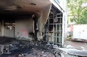Polizei Mettmann: POL-ME: Feuer beschädigt Fassade eines Einkaufszentrums - Ratingen - 2306012