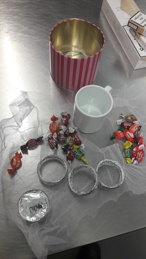 Hauptzollamt Stuttgart: HZA-S: süß und goldig Frau versucht Goldschmuck in einer Tasse mit Süßigkeiten zu schmuggeln