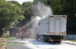 Feuerwehr Essen: FW-E: Ladung eines mit Altpapier beladenen LKW der Essener-Entsorgungsbetriebe (EBE) geht während der Fahrt in Flammen auf