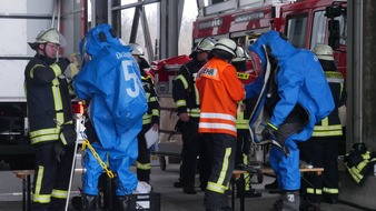 Freiwillige Feuerwehr Celle: FW Celle: Einsatzübung des Chemie- und Strahlenschutzzuges bei Barilla in Vorwerk