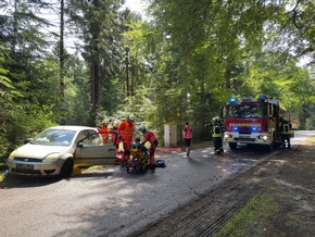 FW-AUR: Feuerwehr und Rettungsdienst trainieren komplexe Unfallszenarien