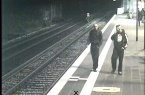 Polizeidirektion Bad Segeberg: POL-SE: Halstenbek - Kriminalpolizei sucht mit Fahndungsfotos nach zwei Männern nach bewaffneter, schwerer räuberischer Erpressung
