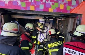Feuerwehr Dortmund: FW-DO: Jugendlicher fiel in einen stillgelegten Aufzugschacht und musste durch die Feuerwehr befreit werden.