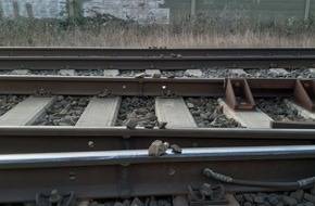 Bundespolizeiinspektion Bremen: BPOL-HB: Schottersteine auf vier Gleise in Bremerhaven-Lehe gelegt