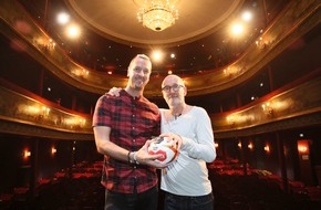 Handball-Bundesliga GmbH: Große Bühne: Filmpreisträger Peter Lohmeyer und Handball-Weltmeister Pascal Hens im Hamburger St. Pauli Theater