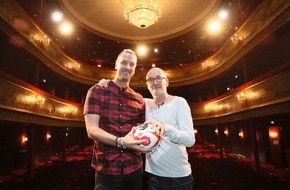 Handball-Bundesliga: Große Bühne: Filmpreisträger Peter Lohmeyer und Handball-Weltmeister Pascal Hens im Hamburger St. Pauli Theater