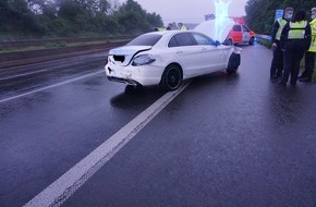 Feuerwehr Ratingen: FW Ratingen: Ratingen Tiefenbroich, 18.05.2021, 05:36 Uhr BAB 52, Verkehrsunfall P-Klemmt