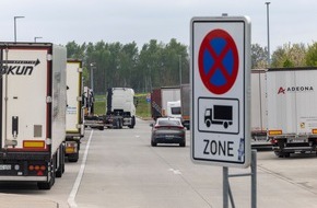 ADAC: Falsch abgestellte Lkw an Autobahnen immer noch an der Tagesordnung / Zweite Untersuchung des ADAC zeigt kaum Verbesserungen / An jeder zweiten Rastanlage werden Lastwagen riskant abgestellt