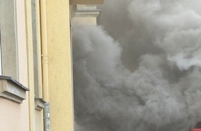 Feuerwehr Dresden: FW Dresden: Zwei Brände mit mehreren Verletzten zur selben Uhrzeit fordern die Feuerwehr Dresden