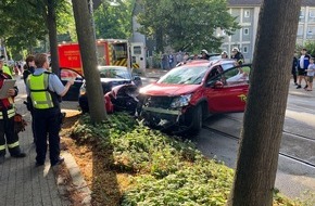 Feuerwehr Mülheim an der Ruhr: FW-MH: Verkehrsunfall auf der Denkhauser Höfe fordert zwei Verletzte