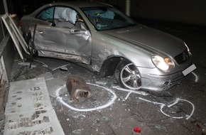 Polizei Duisburg: POL-DU: Marxloh: Vorfahrt missachtet - Auto landet in Schaufensterscheibe