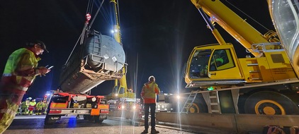 FW Grevenbroich: Gefahrgut LKW verunglückt bei Grevenbroich / Stundenlanger Einsatz und Vollsperrung auf der Autobahn