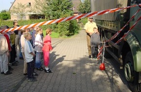 Polizei Düren: POL-DN: Niederzier-Ellen - Schulkinder in Gefahr; Polizei demonstriert mit Grundschülern den "Toten Winkel" am Lastwagen