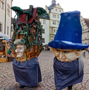 Lichtershows, Seejungfrauen und ein zwinkernder Drache: Familien-Festival „Annotopia“ färben Bad Mergentheim bunt