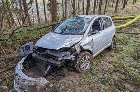 Polizei Aachen: POL-AC: Alleinunfall in der Eifel - Auto stürzt Böschung hinab