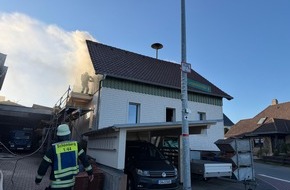 Kreisfeuerwehrverband Calw e.V.: KFV-CW: Fassadenbrand an Schreinerei/Schnelles Eingreifen der Feuerwehr verhindert Gro&szlig;brand