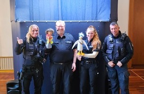 Polizeidirektion Lübeck: POL-HL: Lübeck - Innenstadt / Polizei-Handpuppenbühne begeistert Kita-Kinder im Rathaus
