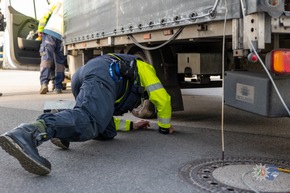 POL-WES: Wesel- Kooperationseinsatz der Polizei: Intensive Kontrollen im gewerblichen Personen- und G&uuml;terverkehr