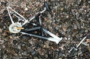 Bundespolizeidirektion Sankt Augustin: BPOL NRW: 36-Jähriger legt Baumstämme und Fahrrad auf die Schienen - Bundespolizei ermittelt wegen gefährlichen Eingriffs in den Bahnverkehr