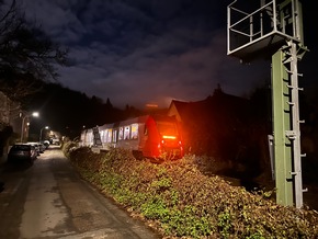 FW Weinheim: Auto landet auf den Gleisen am Bahnübergang Bergstraße. Feuerwehr hebt festgefahrenen Volkswagen mit Hebekissen aus dem Gleisbett