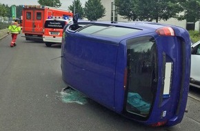 Feuerwehr Gelsenkirchen: FW-GE: PKW stürzt um - Zwei Verletzte in Rotthausen