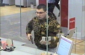 Polizei Düsseldorf: POL-D: Donnerstag, 29. April 2010, 11 Uhr - Banküberfall in Stadtmitte - Polizei veröffentlicht Fotos aus der Überwachungskamera - Bank setzt 2.000 Euro Belohnung aus