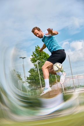SKECHERS FOOTBALL ÜBERNIMMT DIE KONTROLLE AUF DEM PLATZ MIT DEM NEUEN SKX_2 FUSSBALLSCHUH