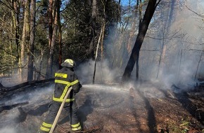 Feuerwehr Herdecke: FW-EN: Waldbrand am Oberen Ahlenbergweg - Brandbekämpfung mit drei C-Rohren