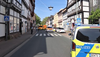 Kreispolizeibeh&ouml;rde H&ouml;xter: POL-HX: Fu&szlig;g&auml;ngerin auf Zebrastreifen angefahren und schwer verletzt