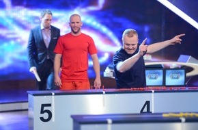 ProSieben: Stark ins neue Jahr: Stefan Raab besiegt Knast-Sportlehrer Björn bei "Schlag den Raab" (BILD)