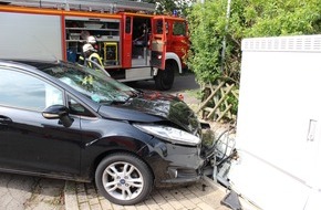 Polizeiinspektion Hameln-Pyrmont/Holzminden: POL-HM: Pkw prallt in Flegessen gegen Verteilerkästen