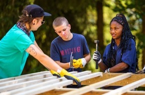 Bergwaldprojekt e.V.: 20 Jugendliche mit dem Bergwaldprojekt im Einsatz für eine naturnahe Waldentwicklung – Stiftung ZukunftSpenden fördert Projektwoche mit 10.000 Euro