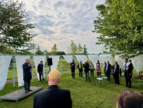 Interreligi&ouml;ses Friedensgebet am Kunstwerk &sbquo;Wir treffen uns im Wind&lsquo;