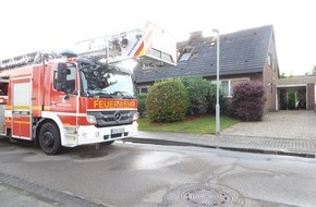 Feuerwehr Dinslaken: FW Dinslaken: Dachstuhlbrand nach Blitzeinschlag "Im Loosbusch"