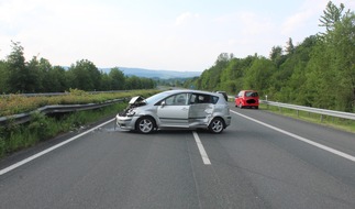 Polizeidirektion Kaiserslautern: POL-PDKL: 2 Fahrzeuge in die Leitplanke gekracht- 1 verletzte Person