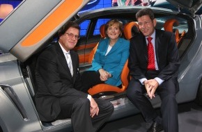 Ford-Werke GmbH: Angela Merkel am Ford-IAA-Stand