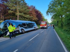 RKiSH: Linienbus im Graben - Großeinsatz für den Rettungsdienst